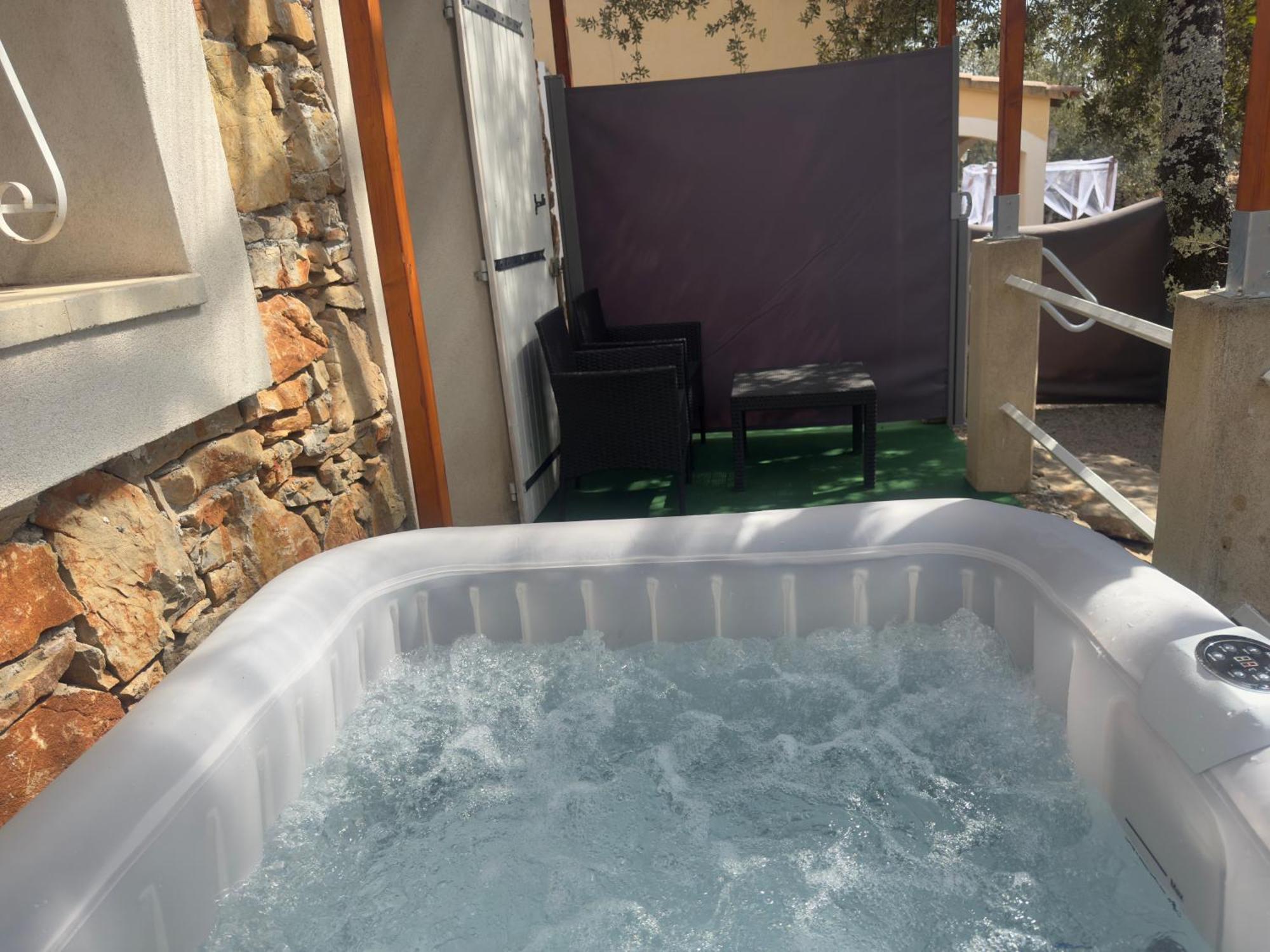 Votre Cocon En Pierre Et Son Spa En Option Gite Le Repos Des Chenes Régusse Exterior foto